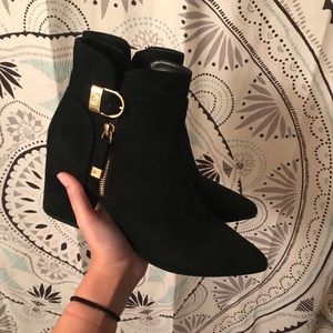 Pointed toe suede boots